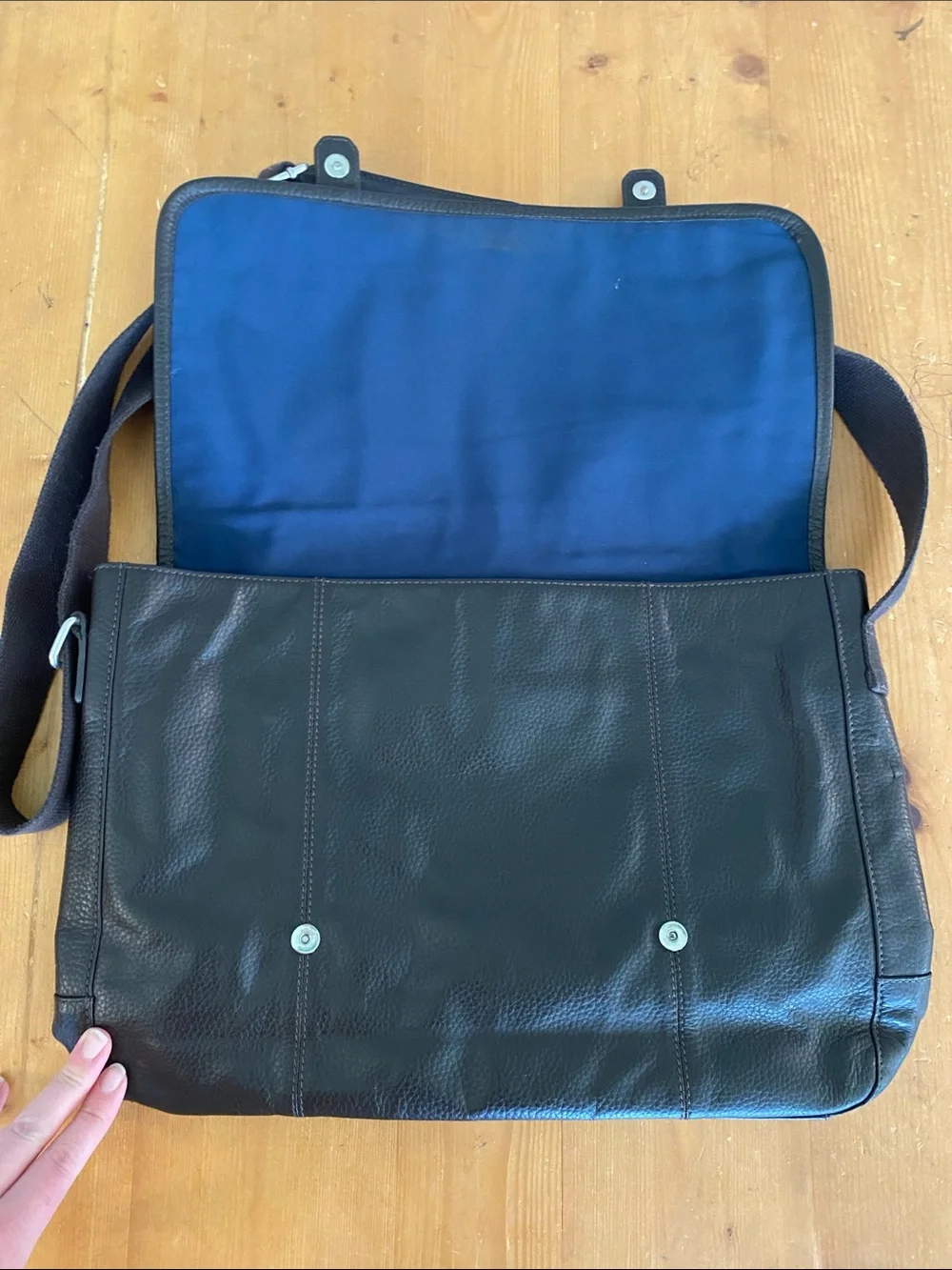 Cole Haan Wayland Messenger Bag 100% Leather With Adjustable Strap